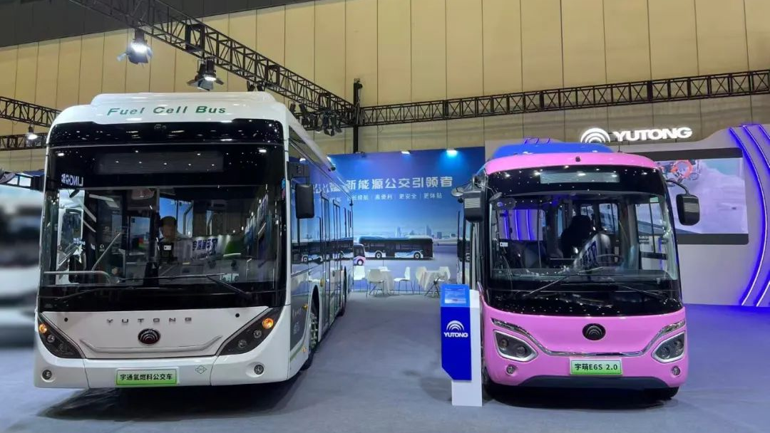 “綠”動(dòng)中原！宇通F10、宇萌E6S 2.0組團(tuán)亮相鄭州新能源車展